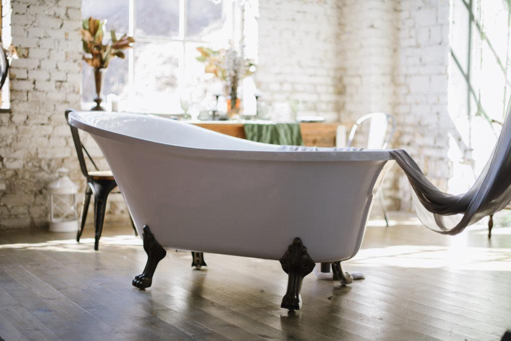 freestanding-bathtub-with-claw-foot