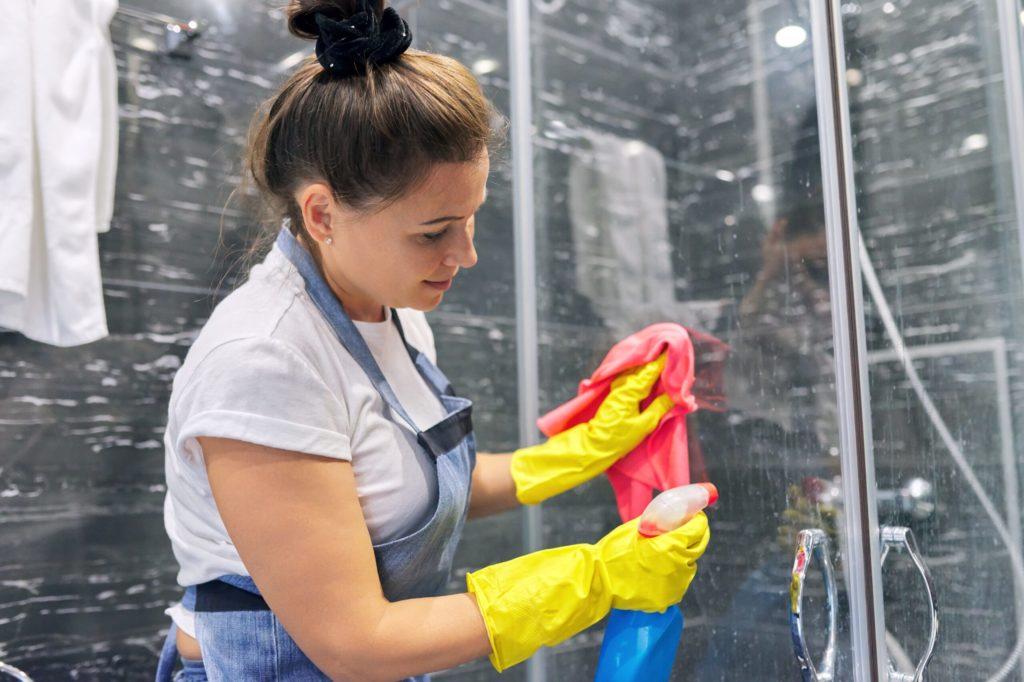 cleaning-shower-screen