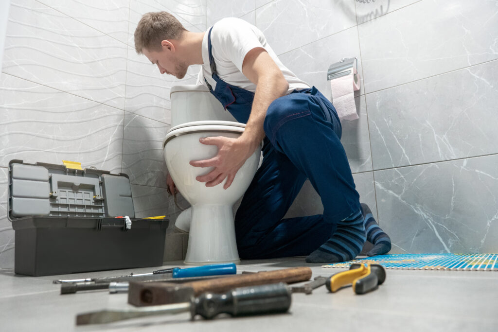 replace-an-old-toilet-by-a-plumber