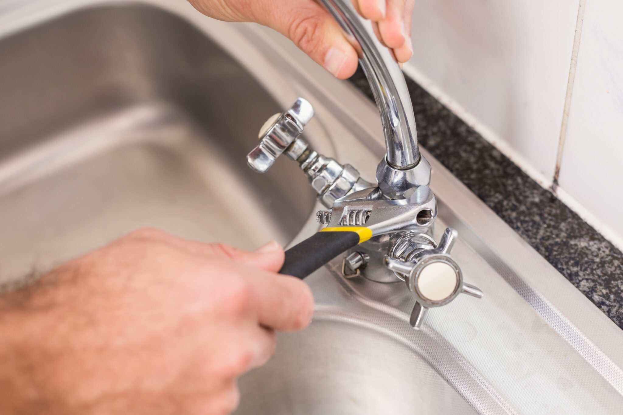 How to fix a leaking bathroom tap