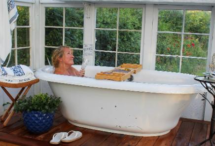 outdoor bathtub